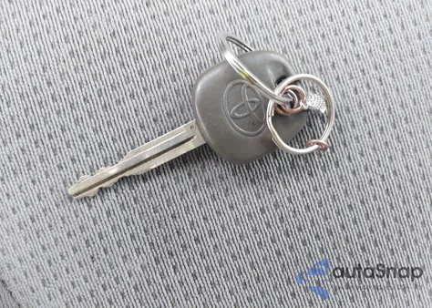 2005 Toyota Sienna Le z USA, uszkodzony, nr VIN 5TDBA23C55S038111